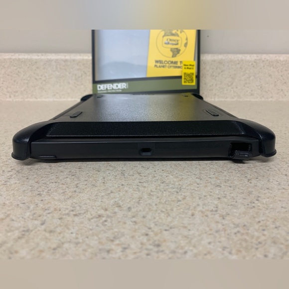 Otter Box Defender Series Case for iPad 2 - Black - Picture 6 of 8